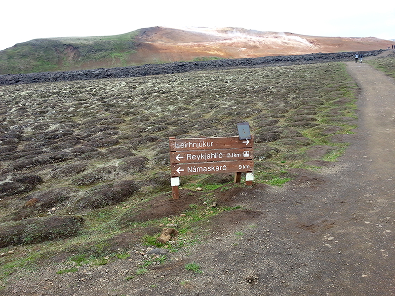 Wegweiser zur Schlammquelle Namaskard