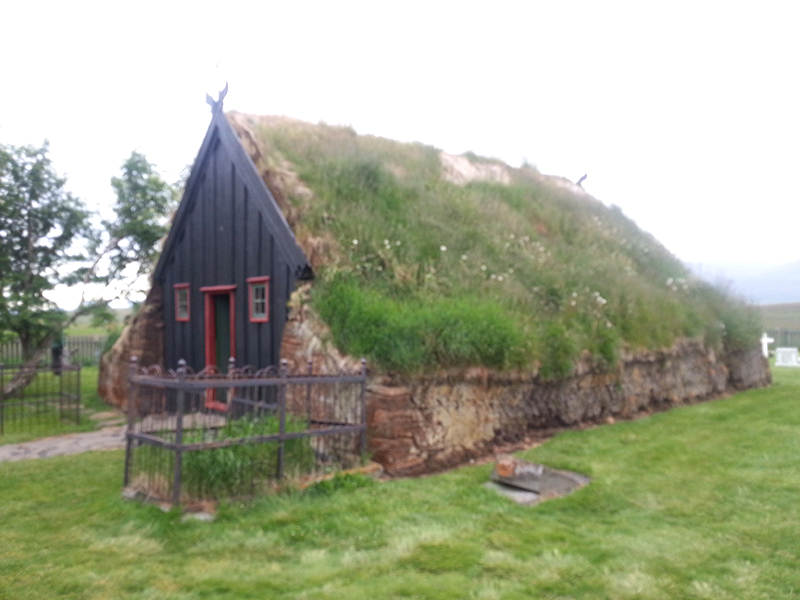 Kirche im Dorf Bakkaflöt