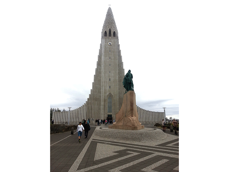 Kathedrale Hallgrímskirkja und das Denkmal für den isländischen Entdecker Leif Eriksson