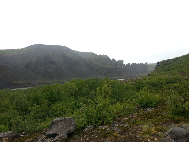Gletscherfluss Jökulsá á Fjöllum mit dem „Echofelsen“ Hljóðaklettar