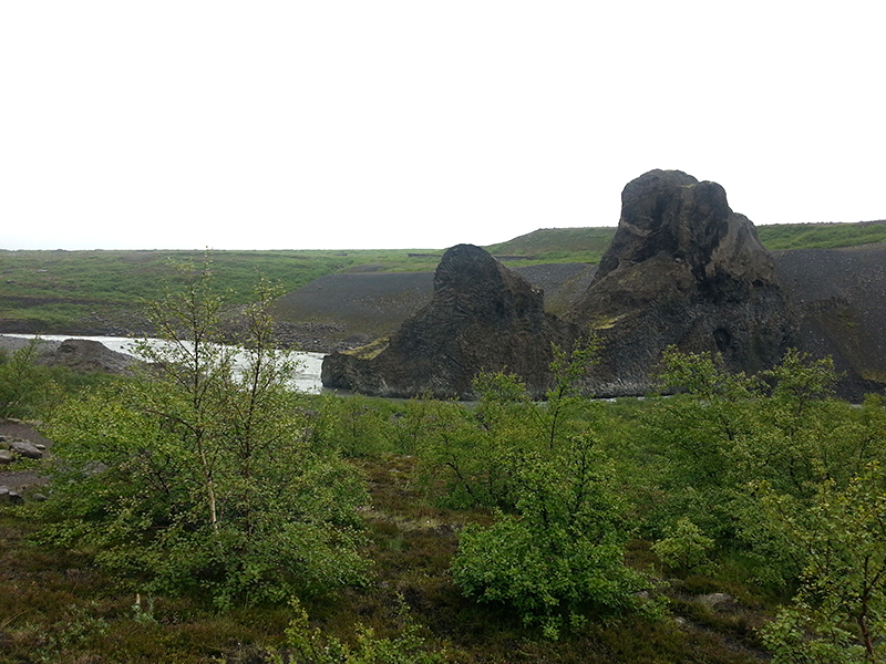 Gletscherfluss Jökulsá á Fjöllum mit dem „Echofelsen“ Hljóðaklettar