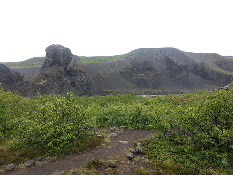 Gletscherfluss Jökulsá á Fjöllum mit dem „Echofelsen“ Hljóðaklettar