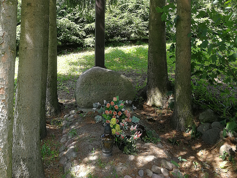 Gedenkstein für die Ofer eines Massakers in Szestno zum Ende des II. Weltkrieges